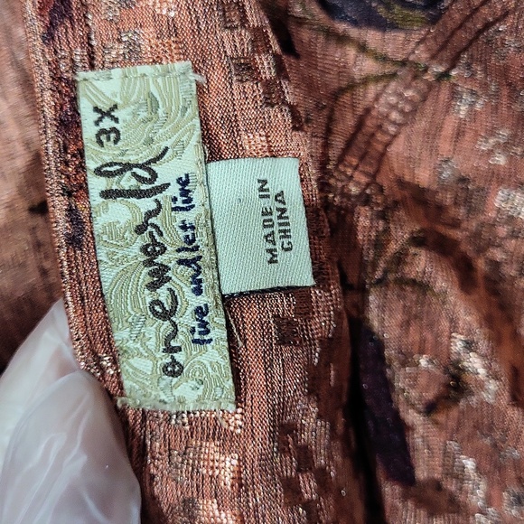 ONE WORLD Floral V-Neck Blouse - Picture 9 of 11